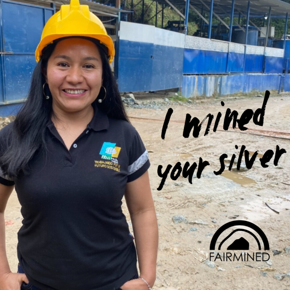 Mitarbeiterin einer Fairmined-zertifizierten Mine mit Sicherheitshelm, daneben der Schriftzug 'I mined your silver' und das Fairmined Logo