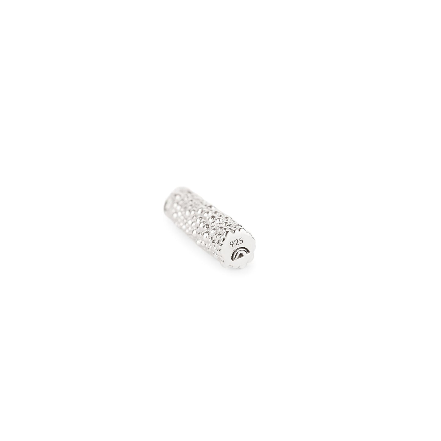 Nahaufnahme des länglichen Anhängers aus Fairmined Silber mit Gravur „925“ und Fairmined Logo, freigestellt auf weißem Hintergrund
