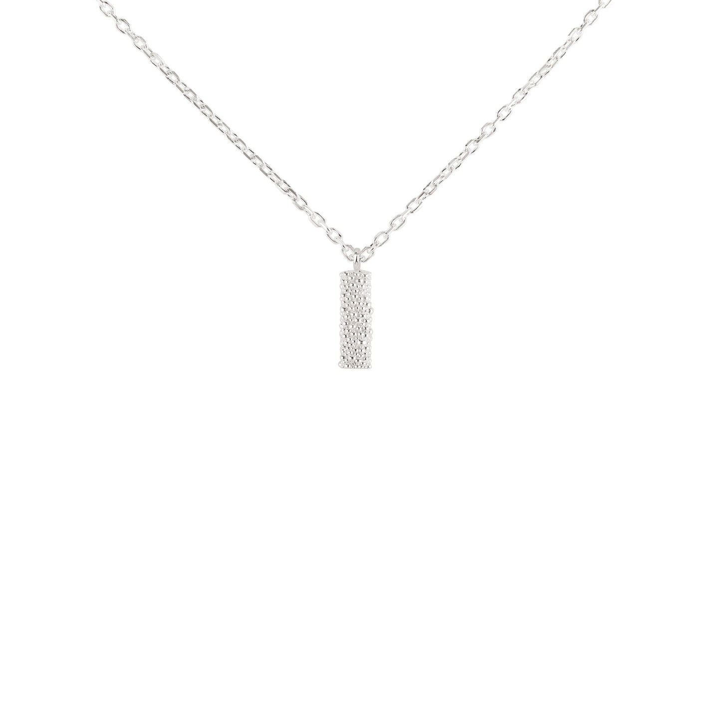 Fairmined Silber Halskette mit hängendem Anhänger, besetzt mit zahlreichen kleinen Kügelchen, freigestellt auf weißem Hintergrund