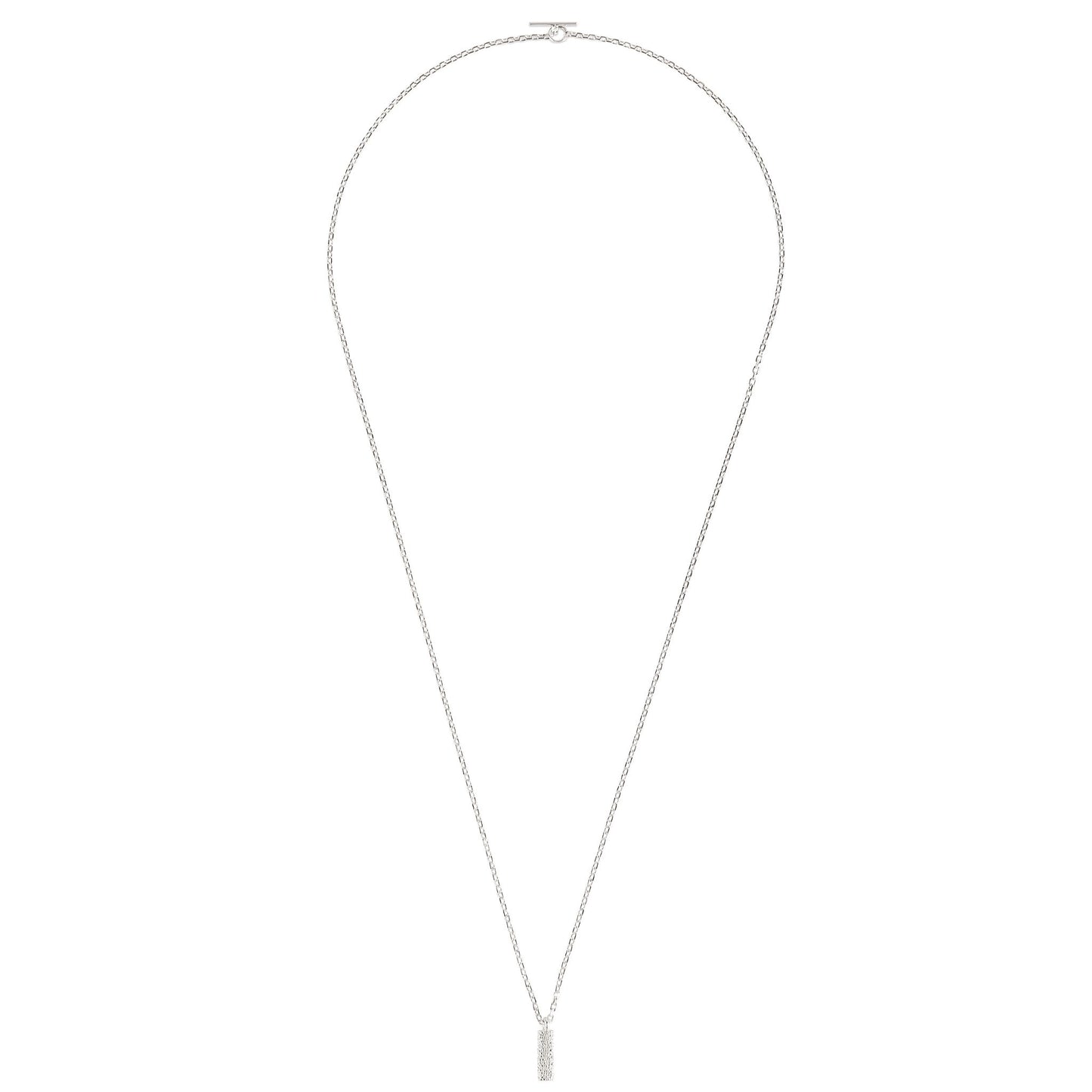 Minimalistische Halskette aus Fairmined und recyceltem Silber mit länglichem Anhänger, freigestellt auf weißem Hintergrund