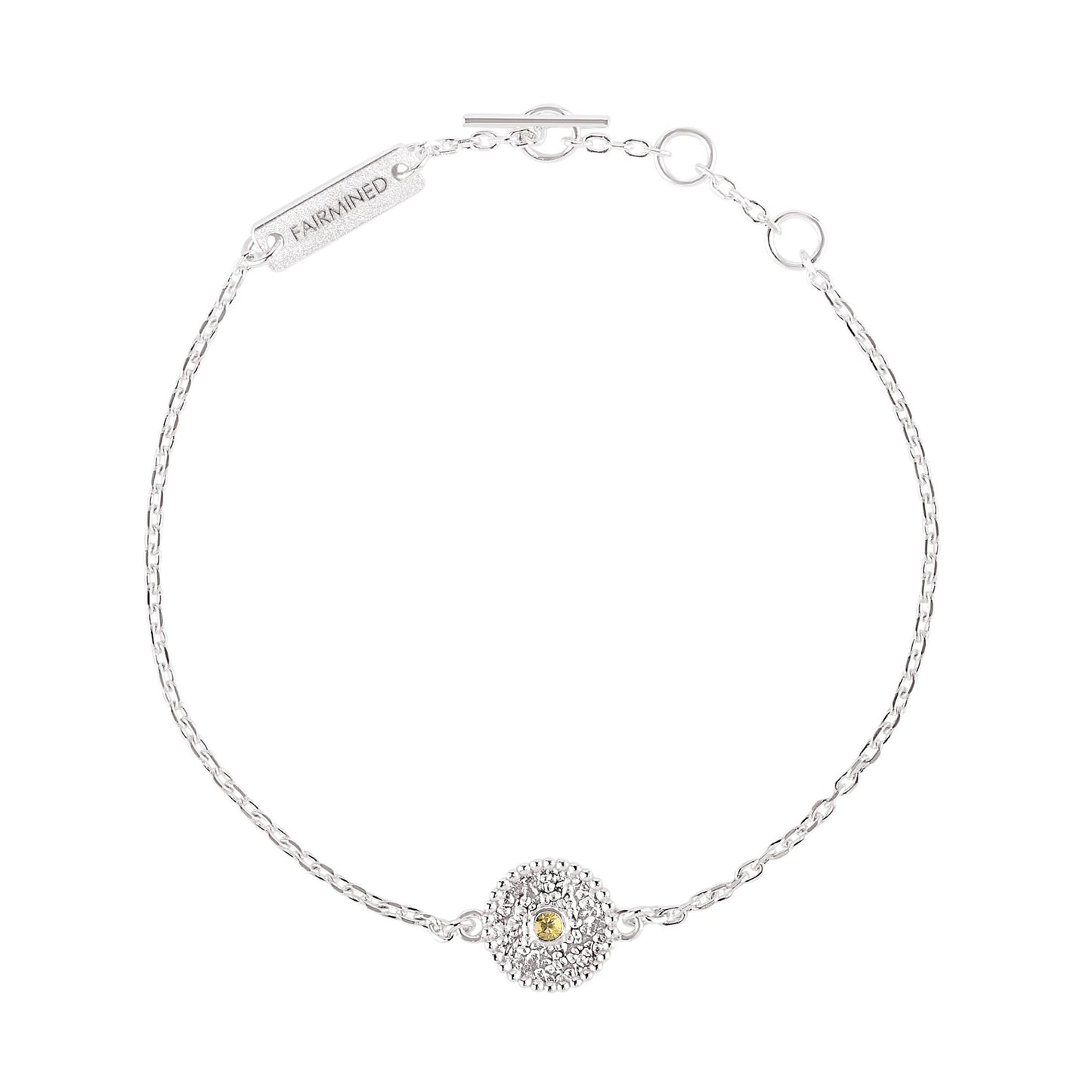 Zierliches Armband aus Fairmined und recyceltem Silber mit gelbem, fair gehandeltem Saphir, freigestellt auf weißem Hintergrund