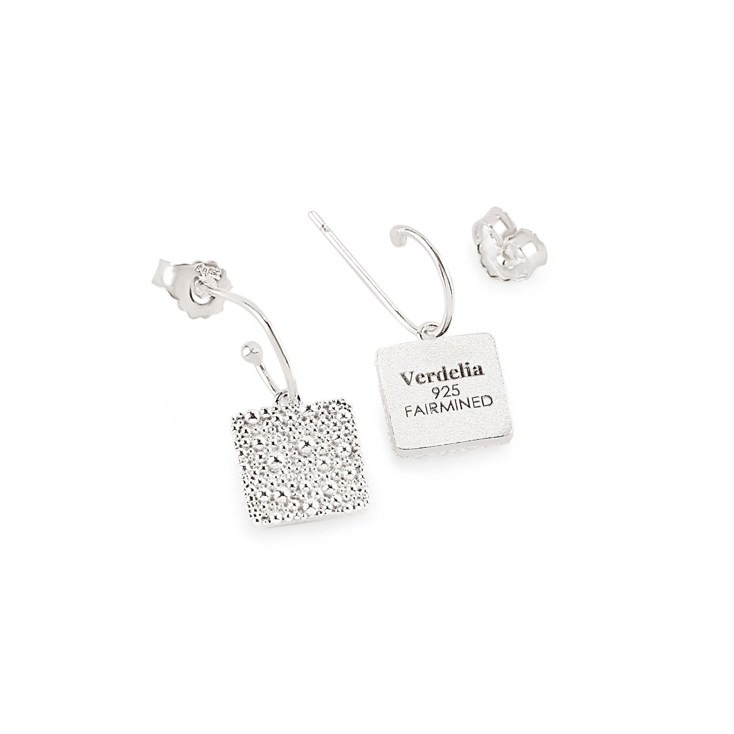 Fairmined Silber Ohrring, liegend, Rückseite mit Gravur „Verdelia 925 Fairmined“, freigestellt auf weißem Hintergrund