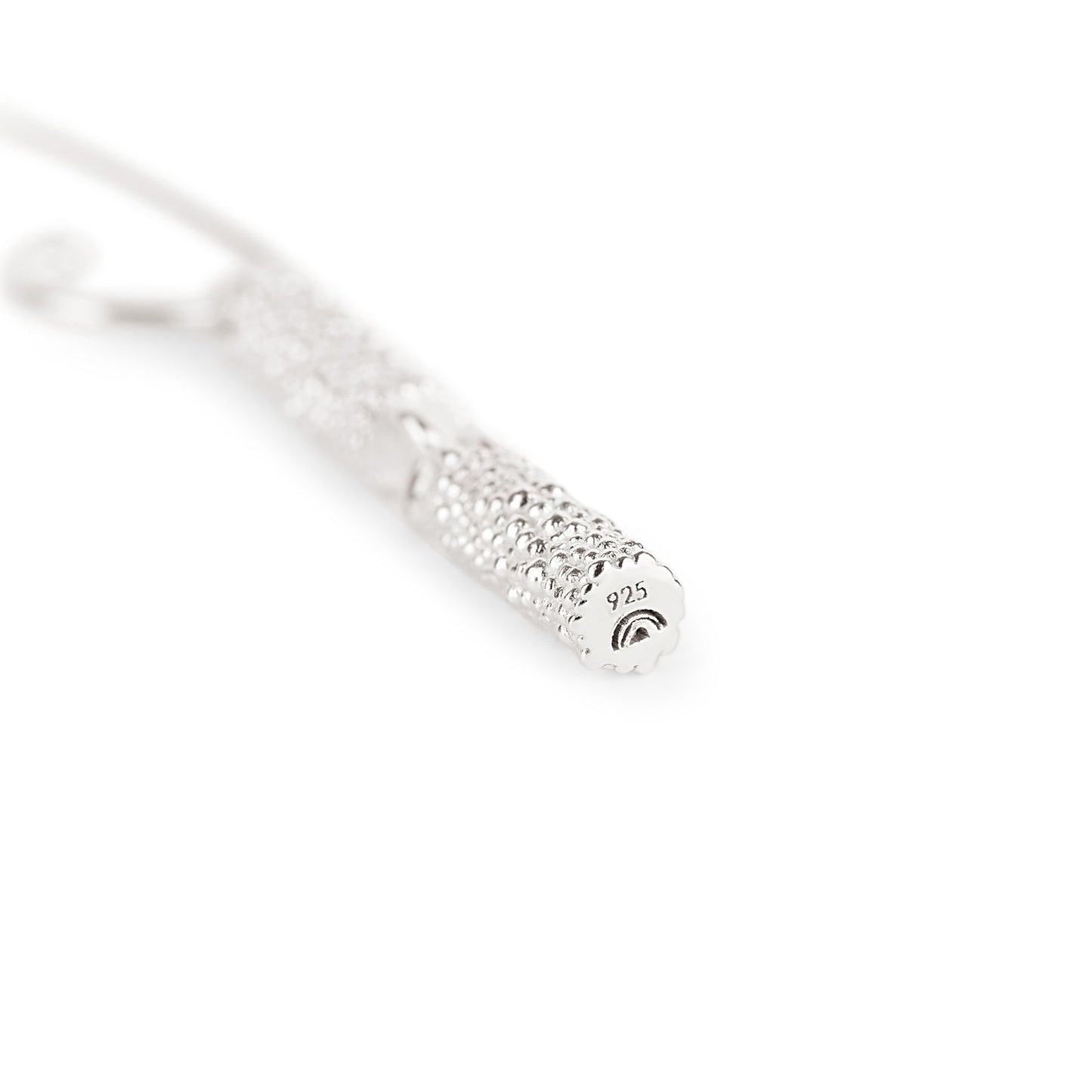 Nahaufnahme der Rückseite eines Fairmined Silber Hängeohrrings mit Gravur „925“ und Fairmined Logo, freigestellt auf weißem Hintergrund