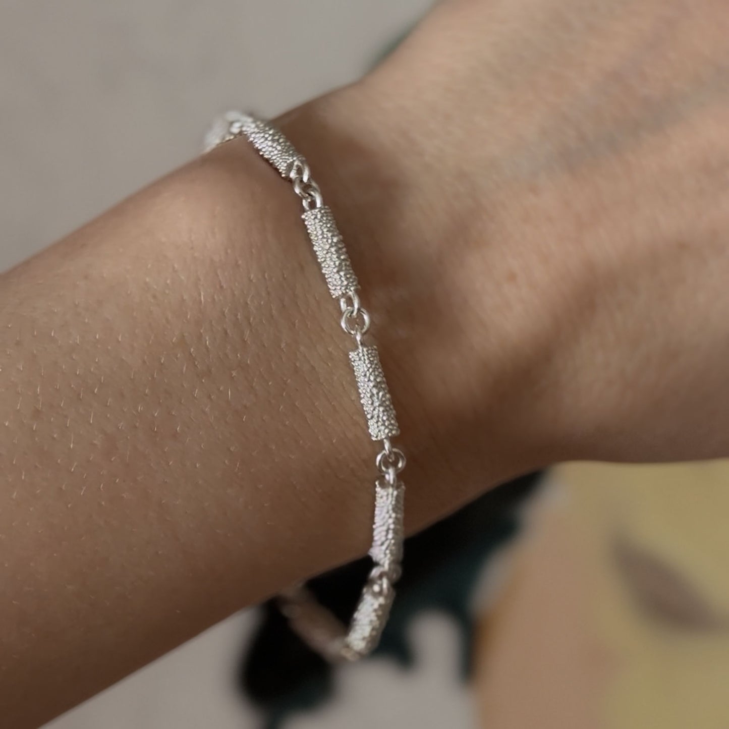 Armband aus Fairmined Silber mit fein texturierter Oberfläche, getragen am Handgelenk – nachhaltiger und fairer Schmuck von Verdelia
