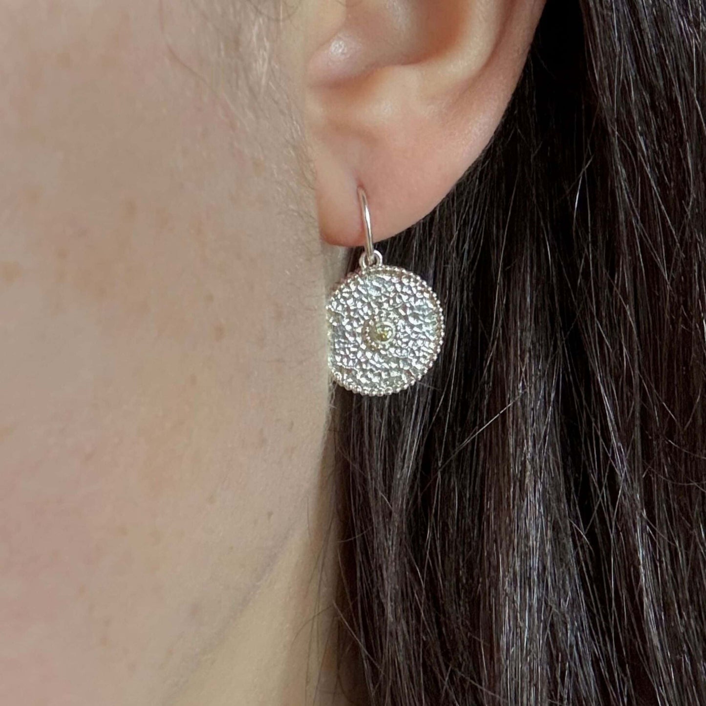 Fairmined Silber Hängeohrring mit gelbem Saphir, getragen am Ohr – nachhaltiger und fairer Schmuck von Verdelia