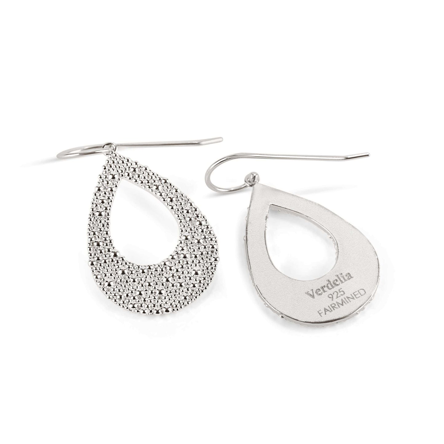 Ohrring in Tropfenform aus Fairmined Silber, liegend, Rückseite mit Gravur „Verdelia 925 Fairmined“, freigestellt auf weißem Hintergrund