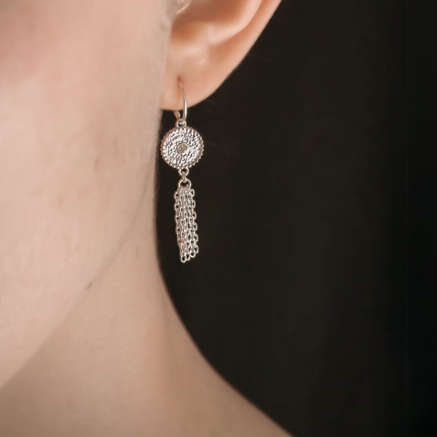 Mini Creolen aus Fairmined Silber mit hellgelben, fair gehandelten Saphiren, getragen am Ohr – nachhaltiger Schmuck von Verdelia