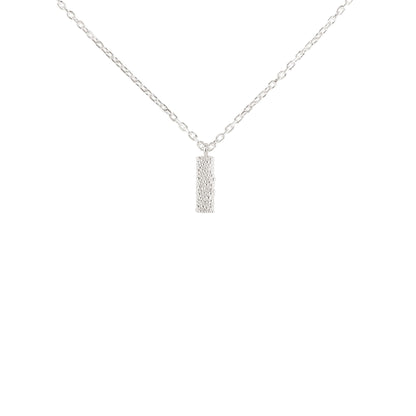 Fairmined Silber Halskette mit hängendem Anhänger, besetzt mit zahlreichen kleinen Kügelchen, freigestellt auf weißem Hintergrund