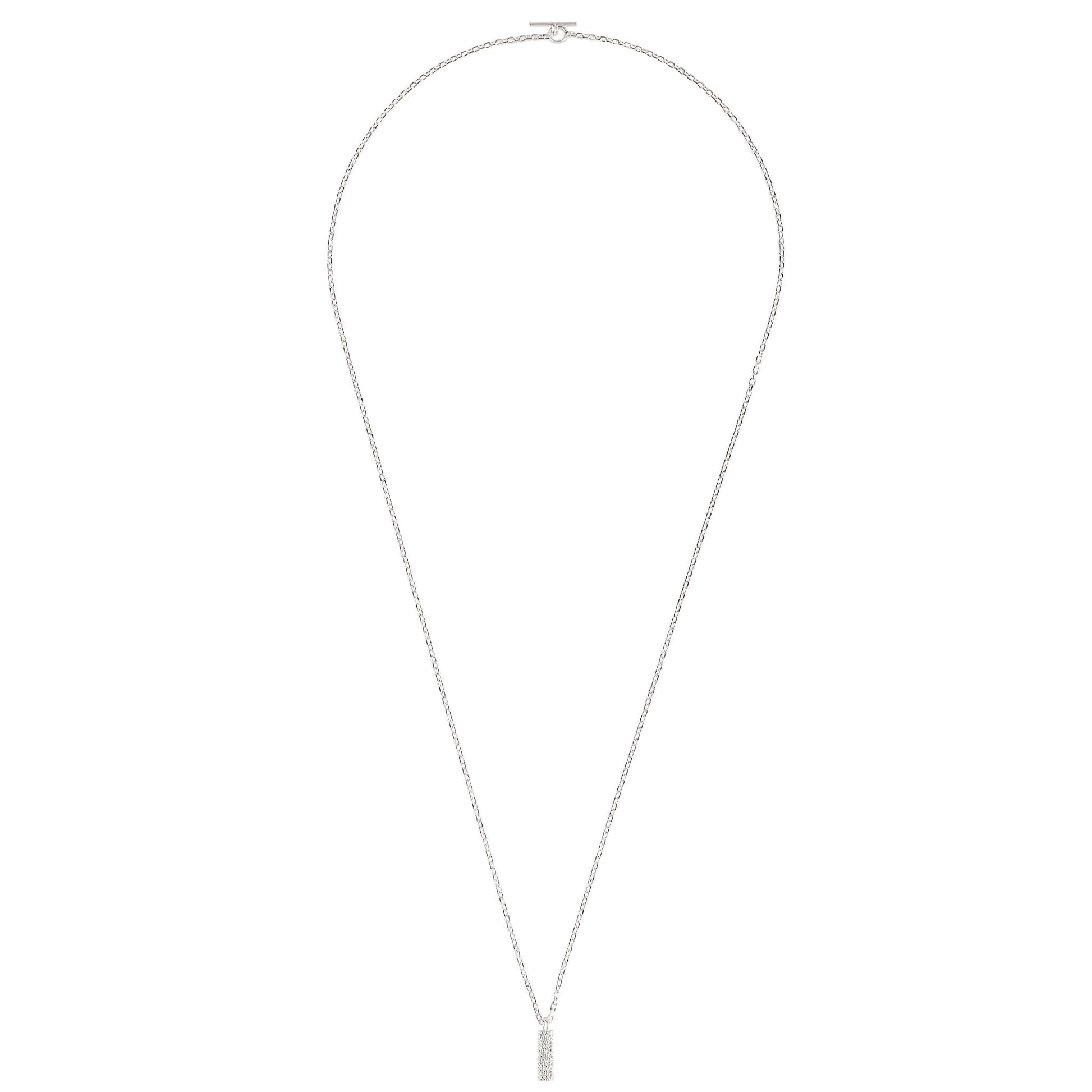 Minimalistische Halskette aus Fairmined und recyceltem Silber mit länglichem Anhänger, freigestellt auf weißem Hintergrund