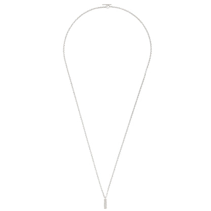 Minimalistische Halskette aus Fairmined und recyceltem Silber mit länglichem Anhänger, freigestellt auf weißem Hintergrund