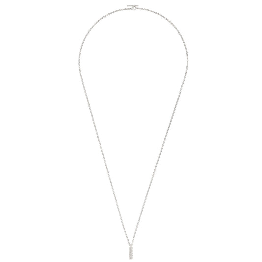 Minimalistische Halskette aus Fairmined und recyceltem Silber mit länglichem Anhänger, freigestellt auf weißem Hintergrund