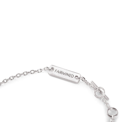 Nahaufnahme des verstellbaren Verschlusses eines Armbands aus Fairmined Silber mit Gravur „Fairmined“, freigestellt auf weißem Hintergrund