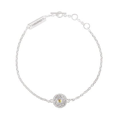 Zierliches Armband aus Fairmined und recyceltem Silber mit gelbem, fair gehandeltem Saphir, freigestellt auf weißem Hintergrund