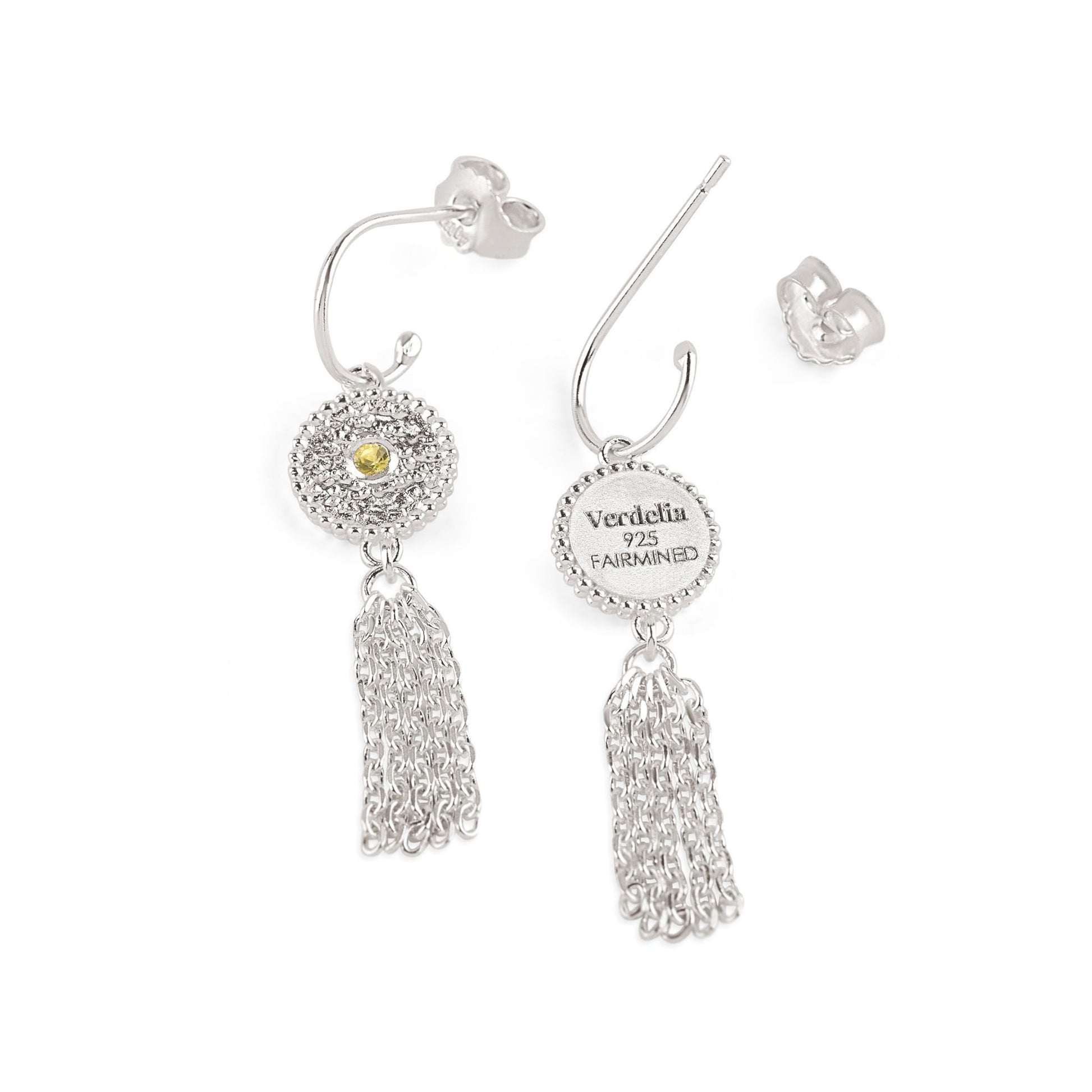 Mini Creolen Ohrring aus Fairmined Silber, liegend, Rückseite mit Gravur „Verdelia 925 Fairmined“, freigestellt auf weißem Hintergrund