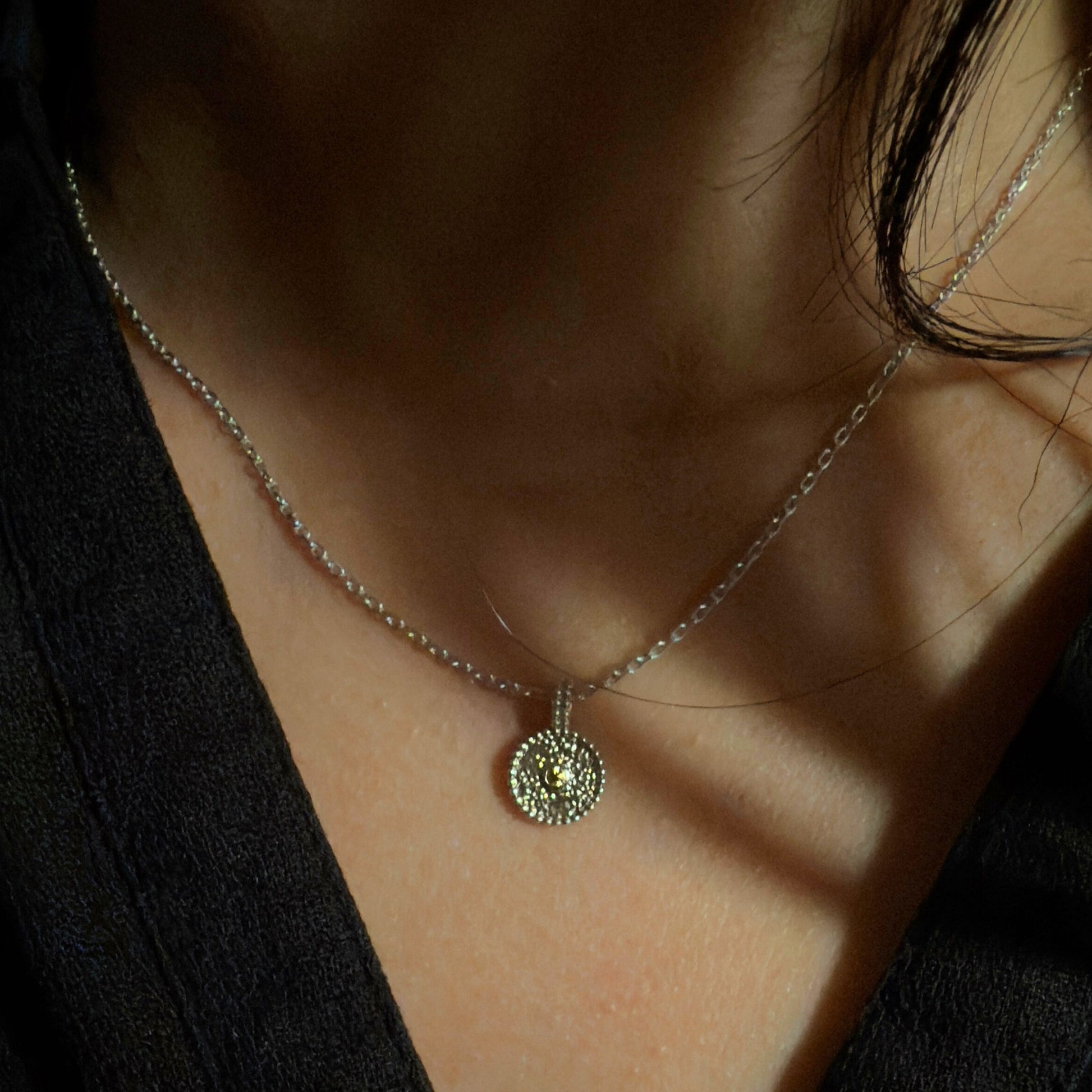 Halskette aus Fairmined Silber mit rundem Anhänger und hellgelbem, fair gehandeltem Saphir, getragen – nachhaltiger Schmuck von Verdelia