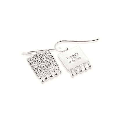 Rückseite eines Fairmined Silber Hängeohrrings mit Gravur „Verdelia 925 Fairmined“, liegend, freigestellt auf weißem Hintergrund