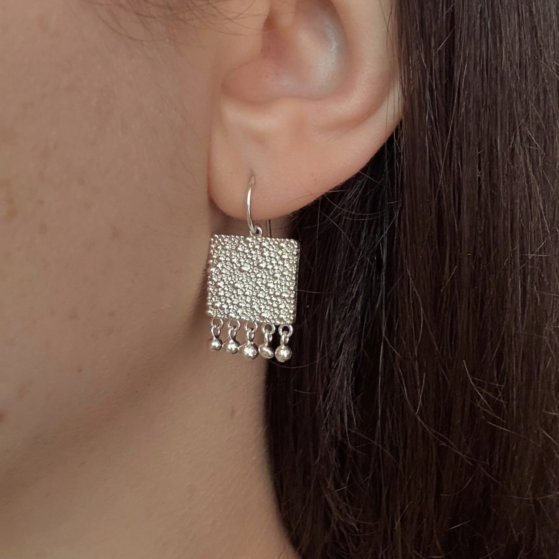 Fairmined Silber Hängeohrringe mit rechteckigem Anhänger und fünf kleinen Silberkügelchen, getragen am Ohr – nachhaltiger & fairer Schmuck von Verdelia