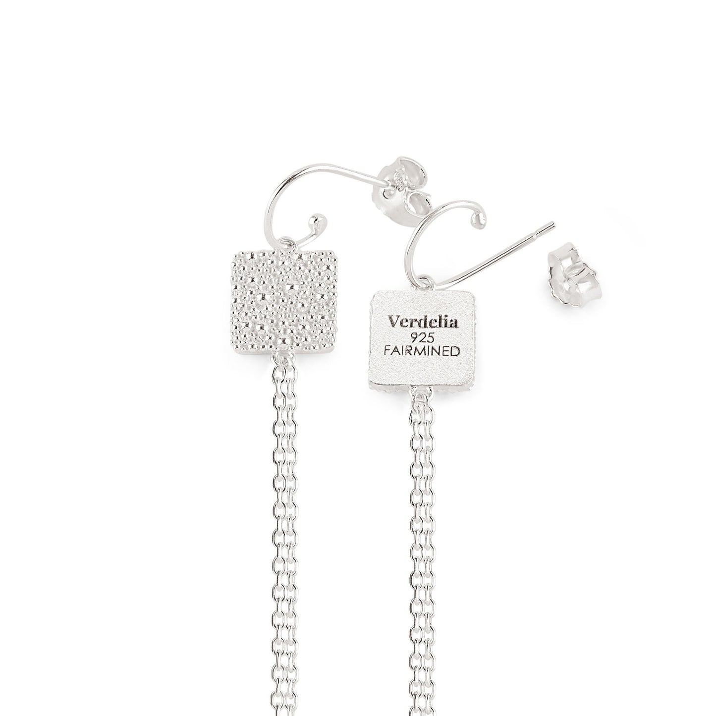 Nahaufnahme eines langen Ohrrings aus Fairmined Silber, Rückseite mit Gravur „Verdelia 925 Fairmined“, freigestellt