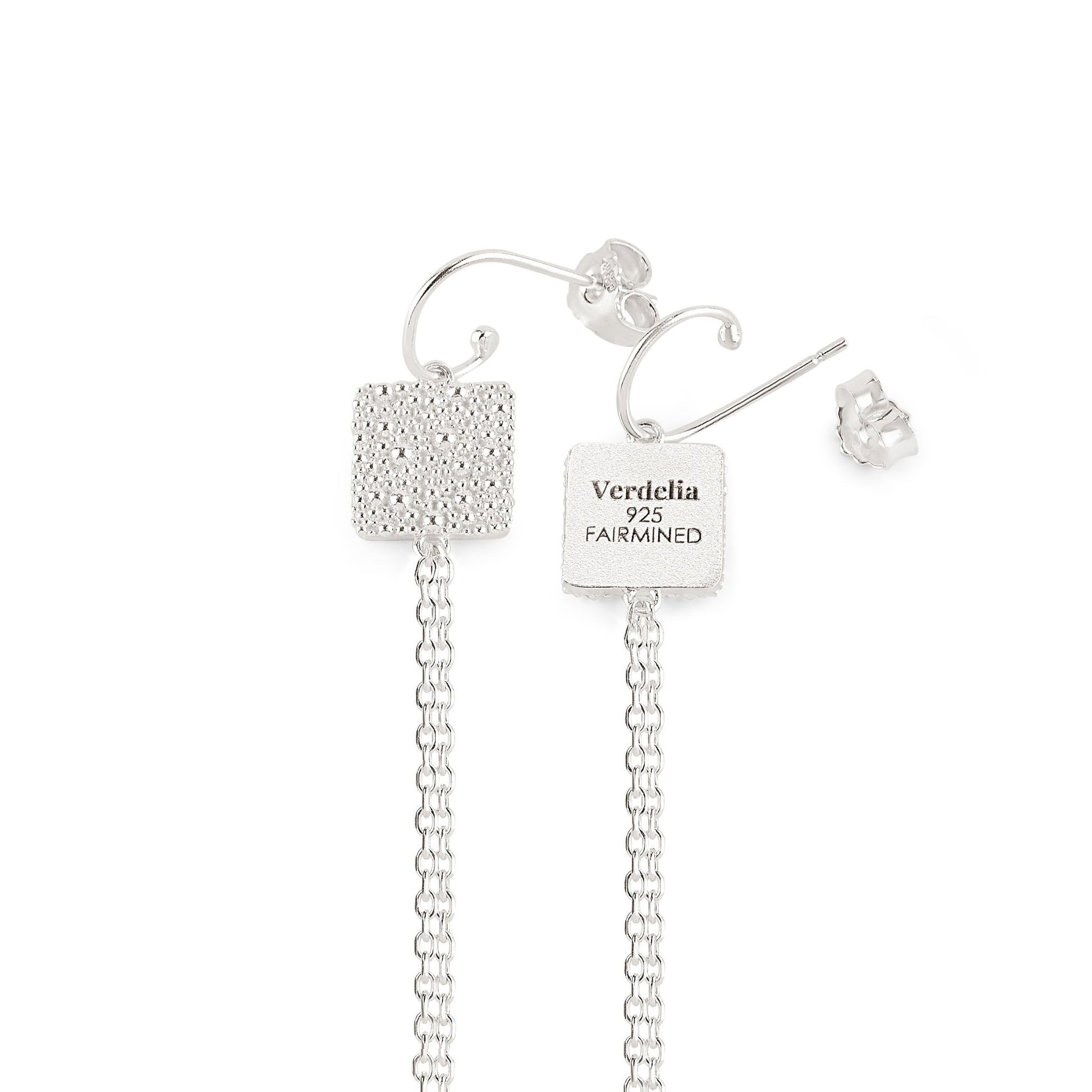 Nahaufnahme eines langen Ohrrings aus Fairmined Silber, Rückseite mit Gravur „Verdelia 925 Fairmined“, freigestellt