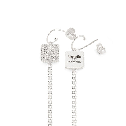 Nahaufnahme eines langen Ohrrings aus Fairmined Silber, Rückseite mit Gravur „Verdelia 925 Fairmined“, freigestellt