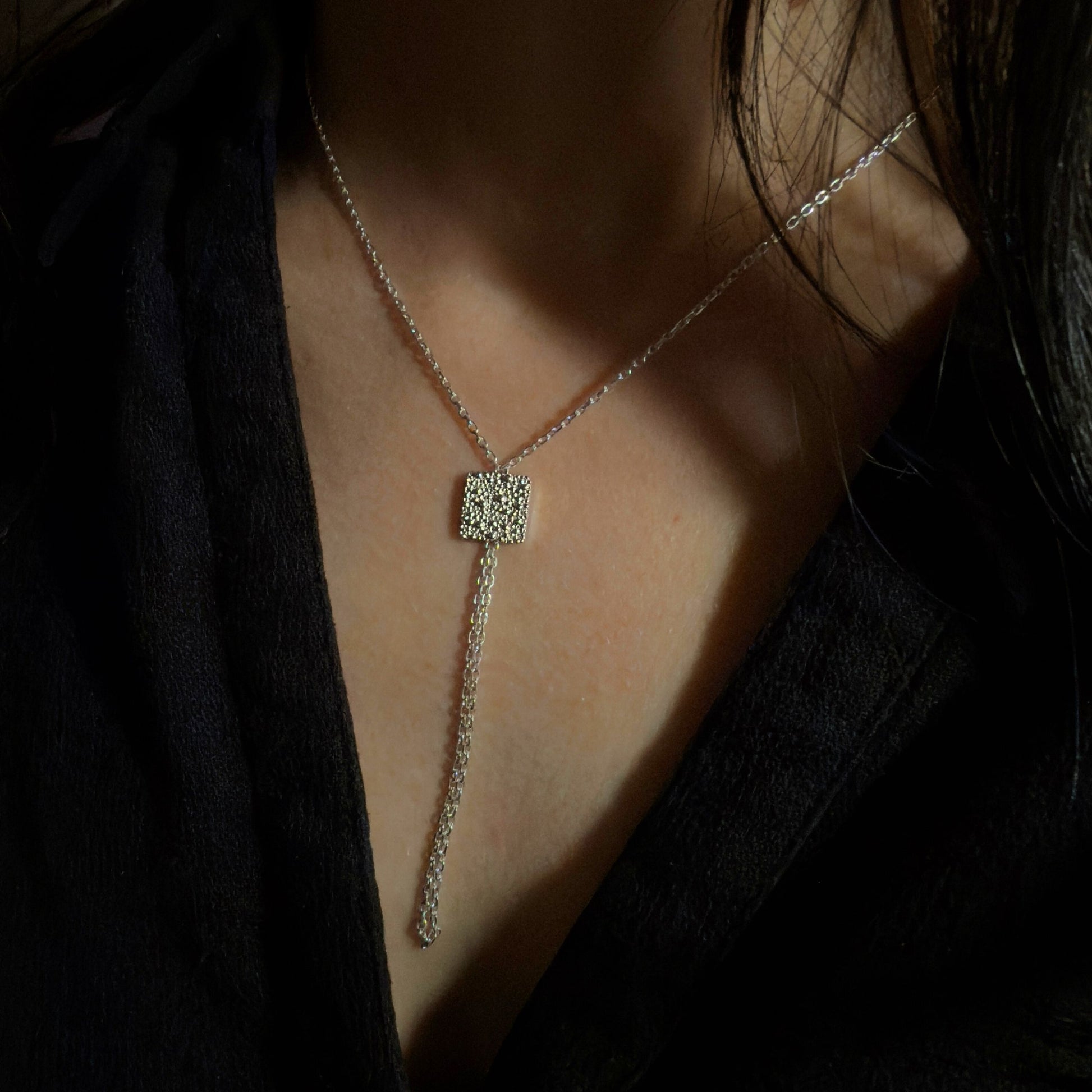 Fairmined Silber Kette mit quadratischem Anhänger, getragen mit schwarzer Bluse – nachhaltiger Schmuck von Verdelia
