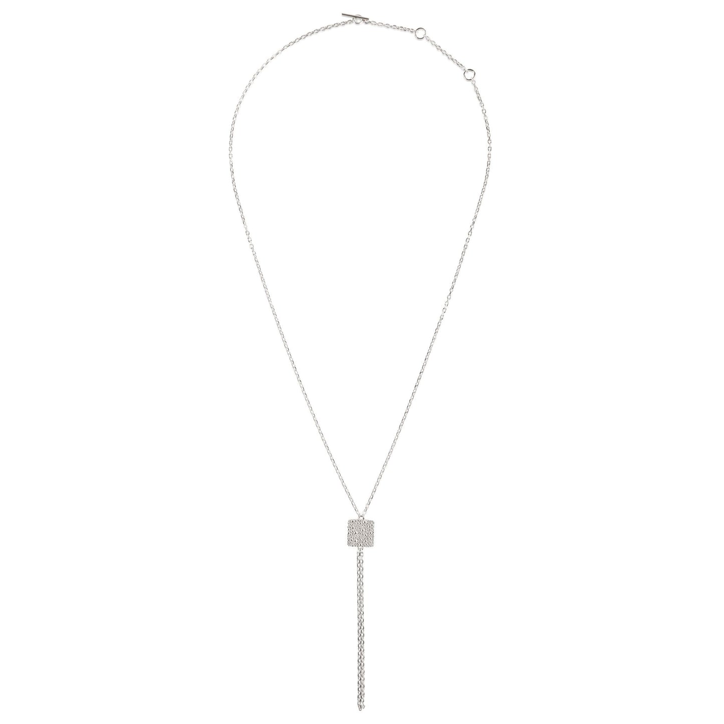 Kette aus Fairmined und recyceltem Silber mit quadratischem Anhänger, freigestellt auf weißem Hintergrund, von oben fotografiert