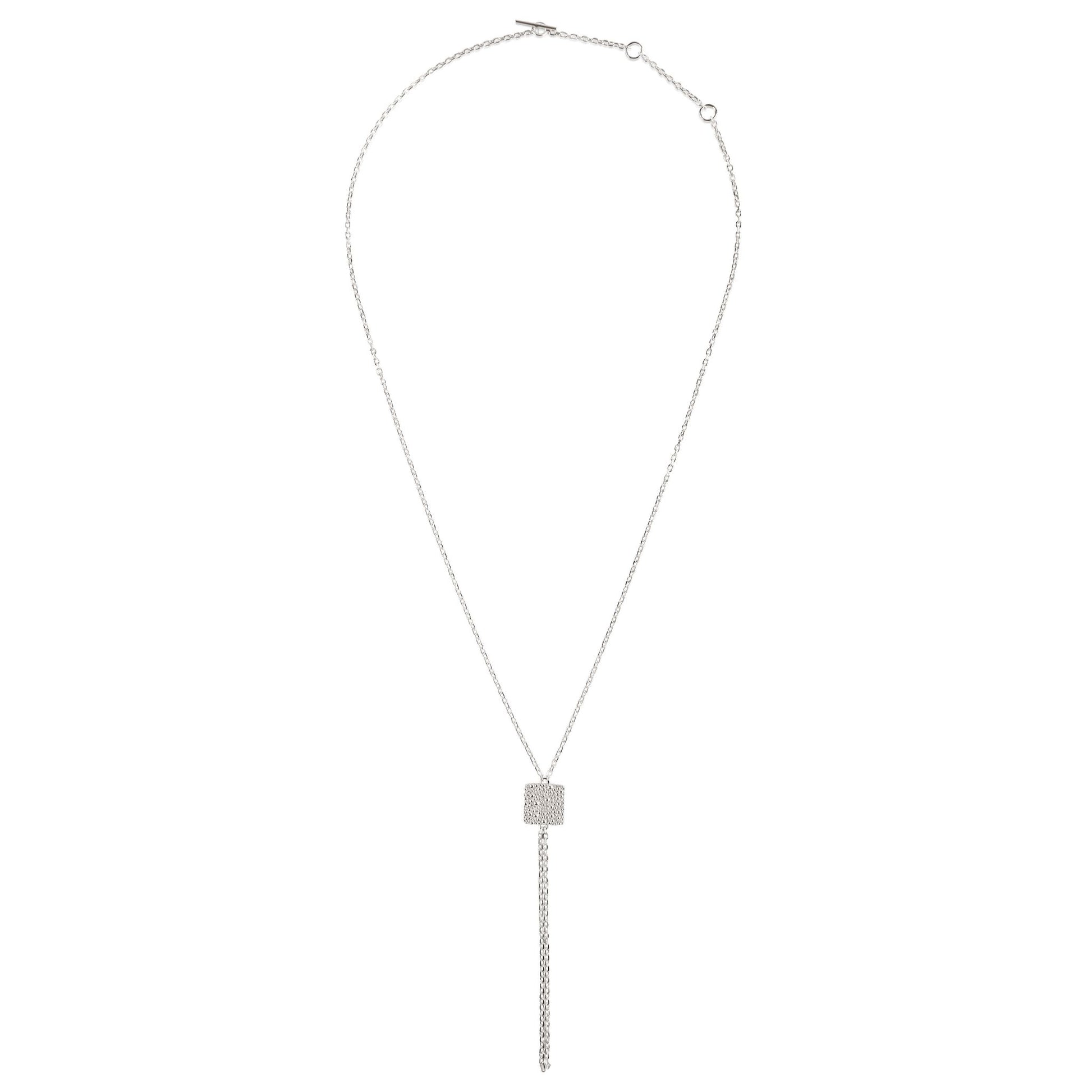 Kette aus Fairmined und recyceltem Silber mit quadratischem Anhänger, freigestellt auf weißem Hintergrund, von oben fotografiert
