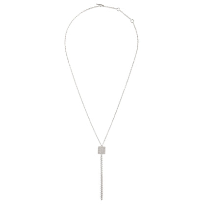 Kette aus Fairmined und recyceltem Silber mit quadratischem Anhänger, freigestellt auf weißem Hintergrund, von oben fotografiert