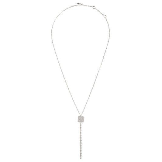 Kette aus Fairmined und recyceltem Silber mit quadratischem Anhänger, freigestellt auf weißem Hintergrund, von oben fotografiert