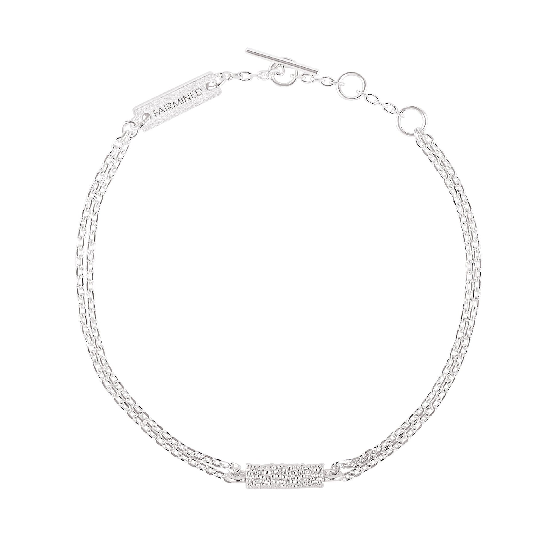 Armband aus Fairmined und recyceltem 925er Silber, von oben fotografiert, freigestellt auf weißem Hintergrund