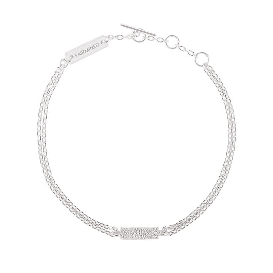 Armband aus Fairmined und recyceltem 925er Silber, von oben fotografiert, freigestellt auf weißem Hintergrund