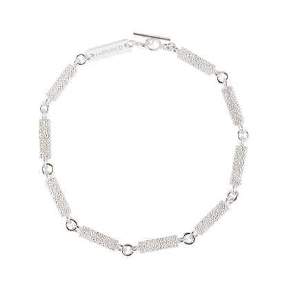 Armband aus massivem Fairmined Silber mit fein texturierter Oberfläche, freigestellt auf weißem Hintergrund, frontale Ansicht