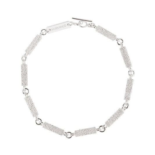 Armband aus massivem Fairmined Silber mit fein texturierter Oberfläche, freigestellt auf weißem Hintergrund, frontale Ansicht