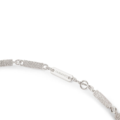 Nahaufnahme des Verschlusses einer Halskette aus Fairmined Silber mit Gravur „Fairmined“, freigestellt auf weißem Hintergrund