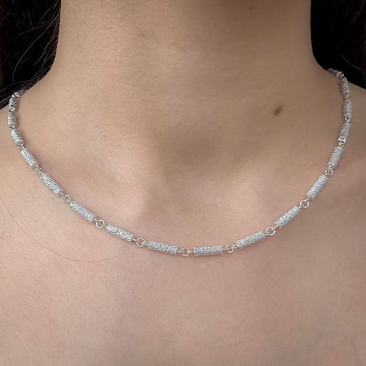 Halskette aus Fairmined Silber, getragen – handgefertigtes Schmuckstück aus massivem Fairmined Silber von Verdelia