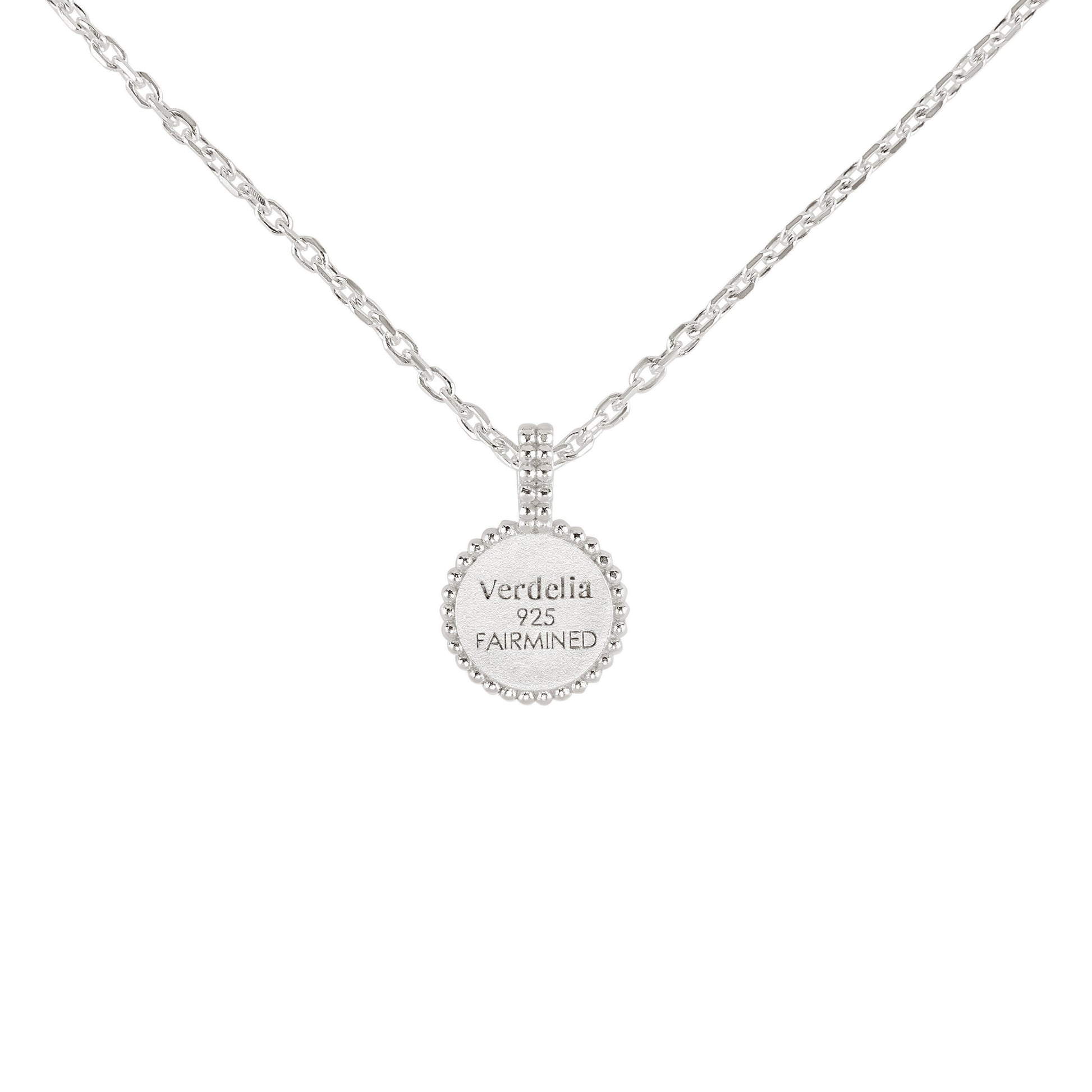 Rückseite des runden Anhängers aus Fairmined Silber mit Gravur „Verdelia 925 Fairmined“, freigestellt auf weißem Hintergrund