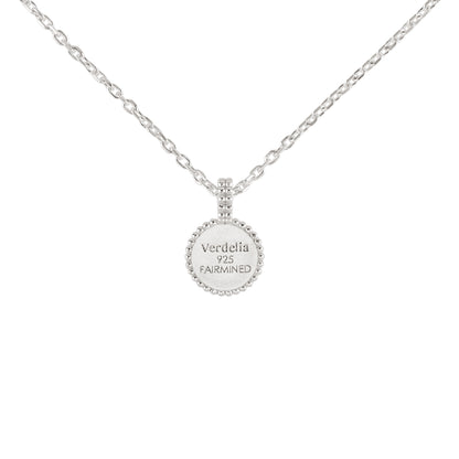 Rückseite des runden Anhängers aus Fairmined Silber mit Gravur „Verdelia 925 Fairmined“, freigestellt auf weißem Hintergrund