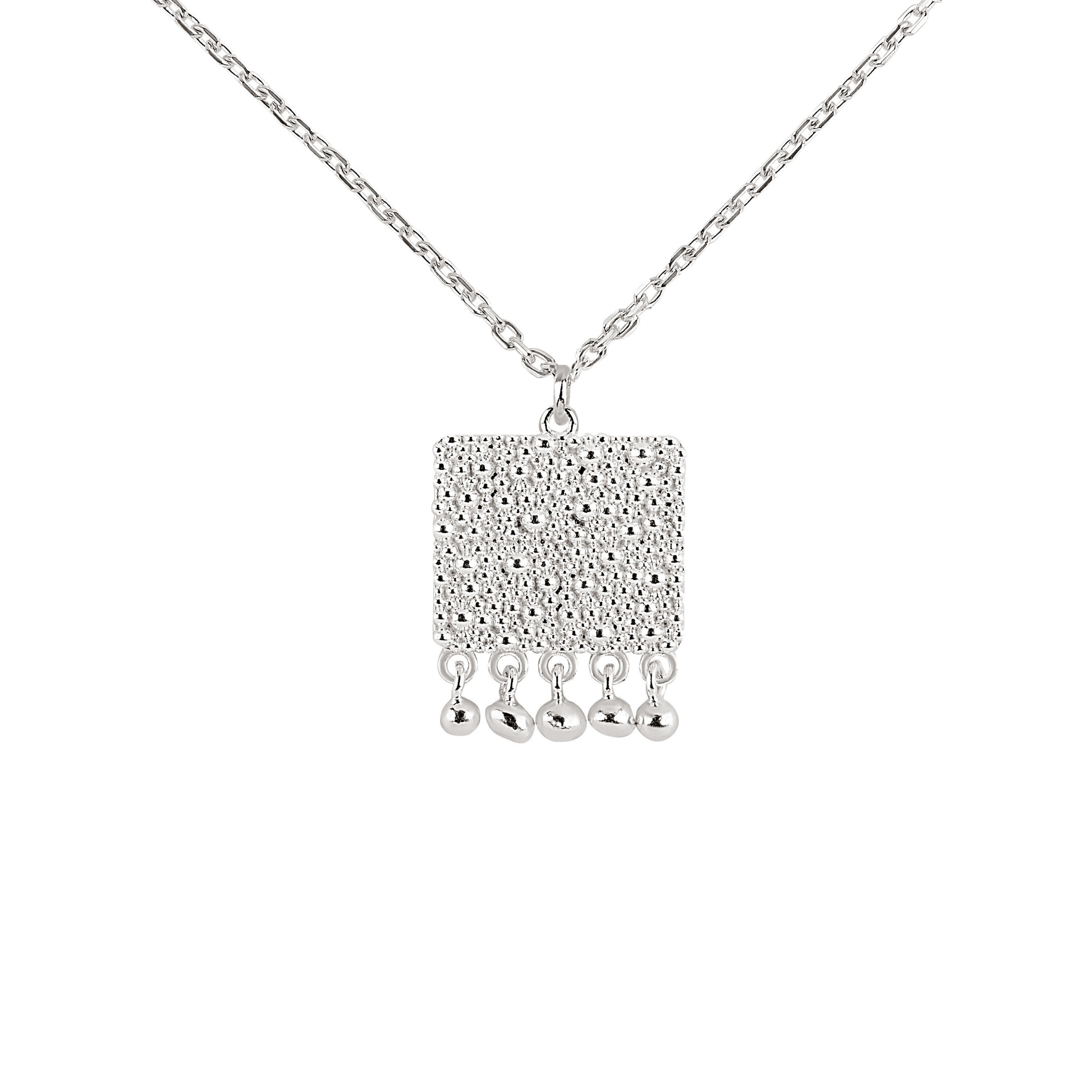 Fairmined Silber Halskette mit strukturiertem Anhänger und fünf kleinen Kügelchen, freigestellt auf weißem Hintergrund, hängend