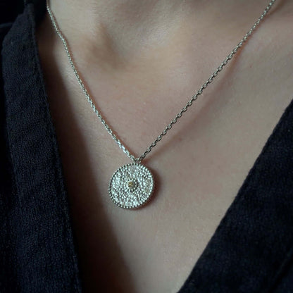 Halskette aus Fairmined Silber mit rundem Anhänger und gelbem, fair gehandeltem Saphir, getragen