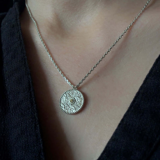Halskette aus Fairmined Silber mit rundem Anhänger und gelbem, fair gehandeltem Saphir, getragen