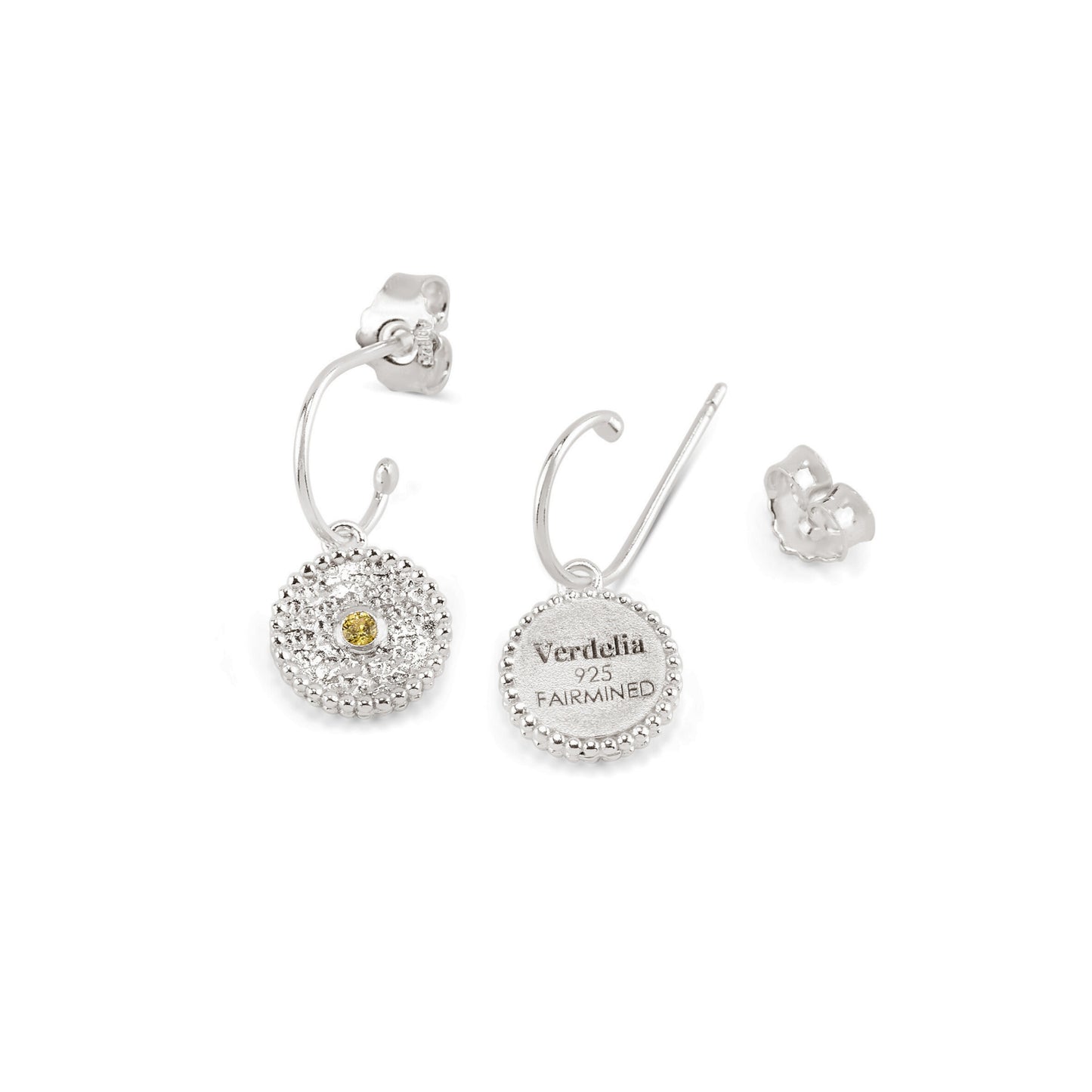 Ohrringe aus Fairmined Silber, liegend auf weißem Hintergrund – Rückseite eines Ohrrings mit Gravur „Verdelia 925 Fairmined“