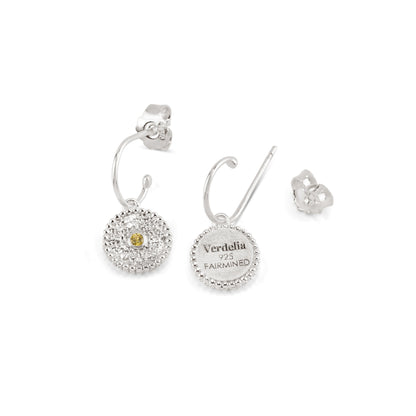 Ohrringe aus Fairmined Silber, liegend auf weißem Hintergrund – Rückseite eines Ohrrings mit Gravur „Verdelia 925 Fairmined“