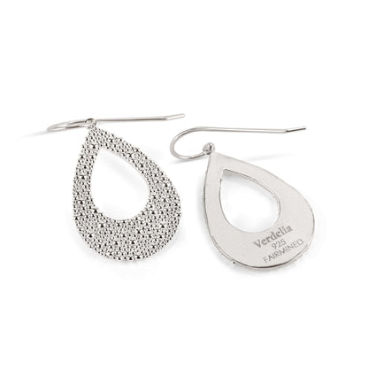 Ohrring in Tropfenform aus Fairmined Silber, liegend, Rückseite mit Gravur „Verdelia 925 Fairmined“, freigestellt auf weißem Hintergrund
