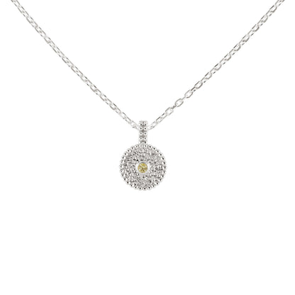 Nahaufnahme eines runden Anhängers aus Fairmined Silber mit hellgelbem, fair gehandeltem Saphir, strukturierter Oberfläche und Kügelchenrand, hängend an Kette, freigestellt
